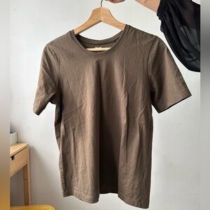 Uniqlo U brown t shirt 
Size S